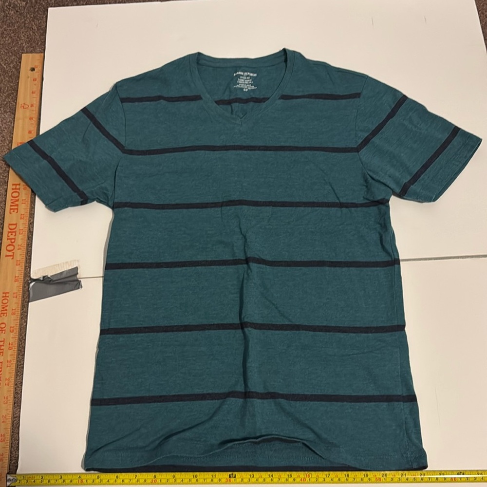 Banana Republic v-neck tee